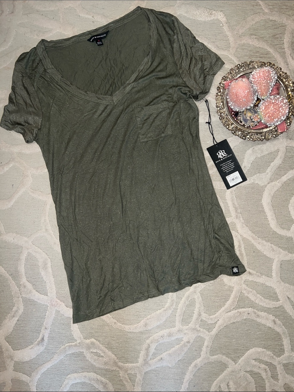 NWT🌷ROCK & REPUBLIC 🌷Olive green glitter V-neck neck short sleeve tee